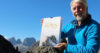 Autor mit Buch in den Dolomiten 4